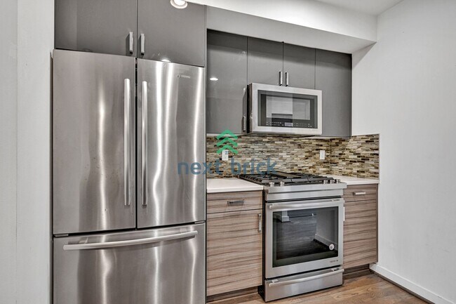 Foto del edificio - Stunning 3-Bed, 2.5-Bath Townhome in West ...