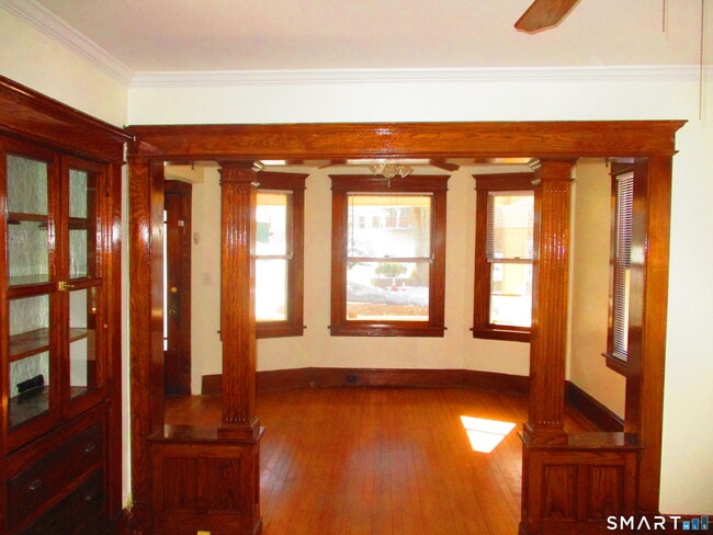 Foto del edificio - 247 Flax Hill Rd