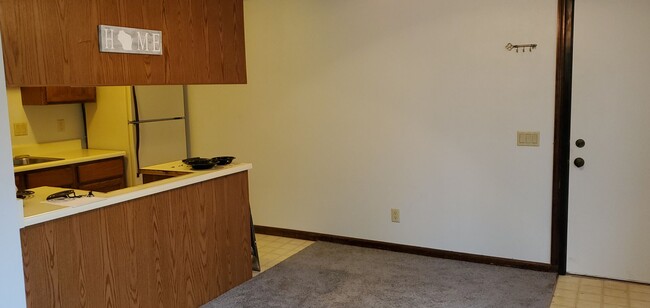 Building Photo - Spacious West Side Townhouse