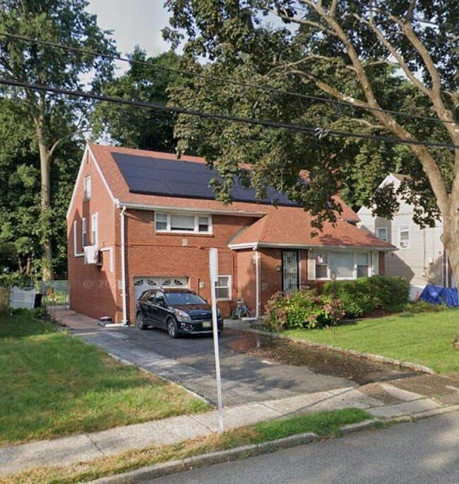 Building Photo - 62 Howland Ave