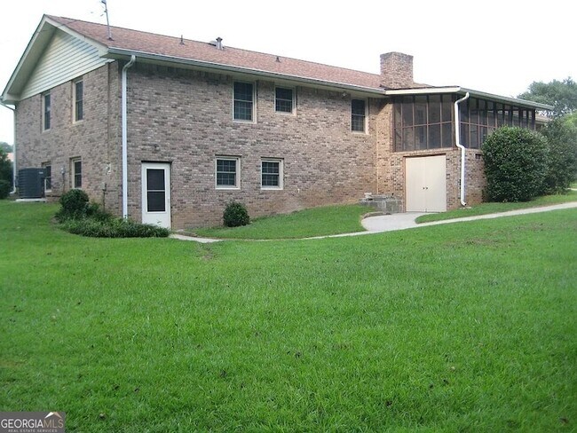 Foto del edificio - 145 Redwood Cir