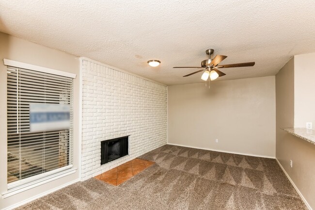 Building Photo - 6635 S Creek Dr