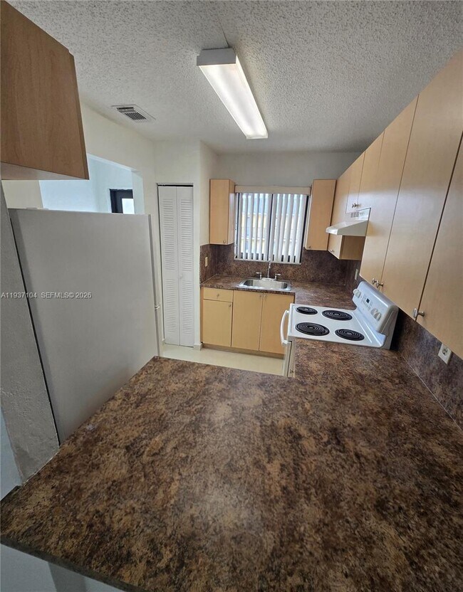 Foto del edificio - 6151-6124 W 24th Ave