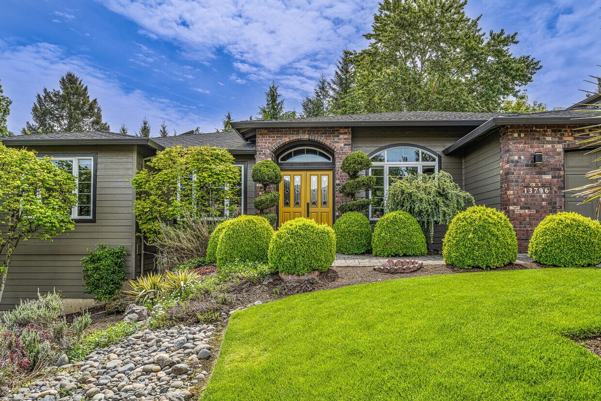 Primary Photo - **$1000 OFF FIRST FULL MONTH'S RENT** BEAU...