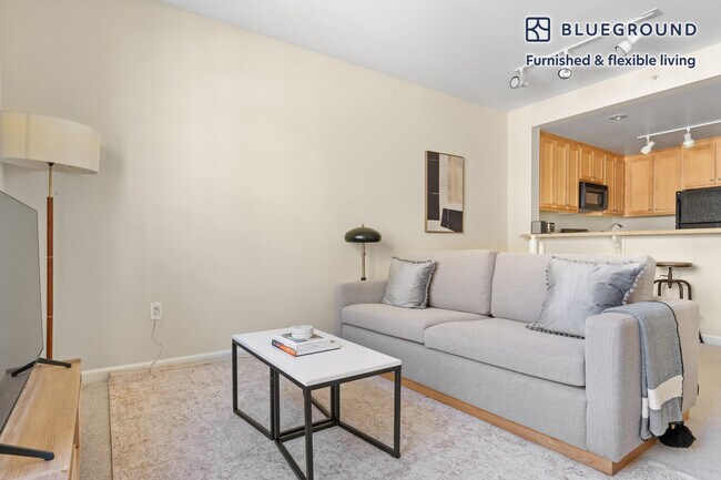 Foto del edificio - 853 Commodore Dr