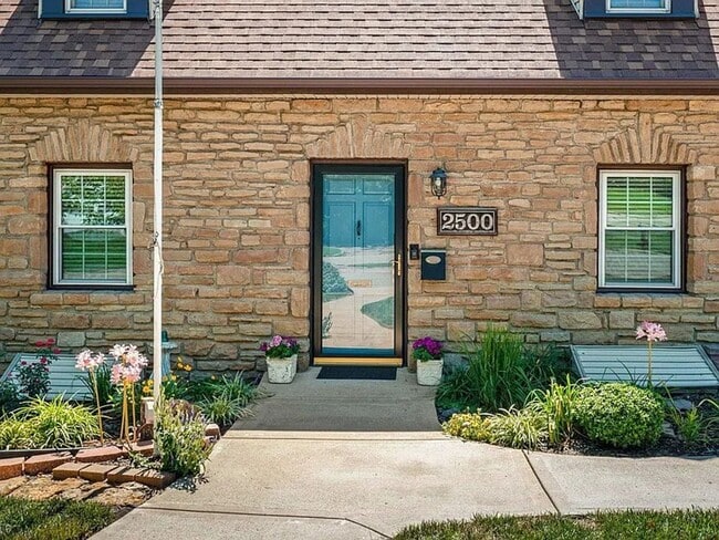 Building Photo - Incredible, executive, fully furnished, im...