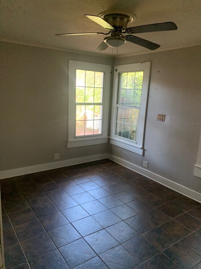 Foto del edificio - 233 E Jordan St