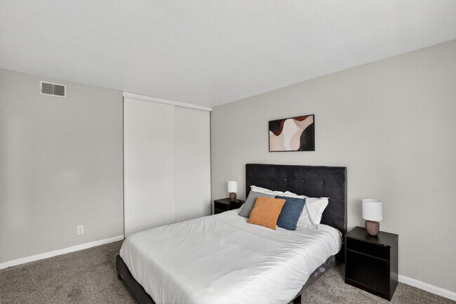 Foto del edificio - 7601 Hillcrest Rd
