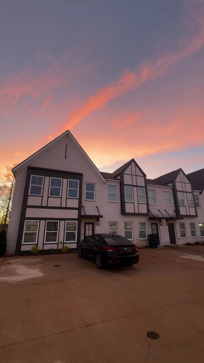 Unidad final con patio privado y estacionamiento. - 560 Waterpoint Way