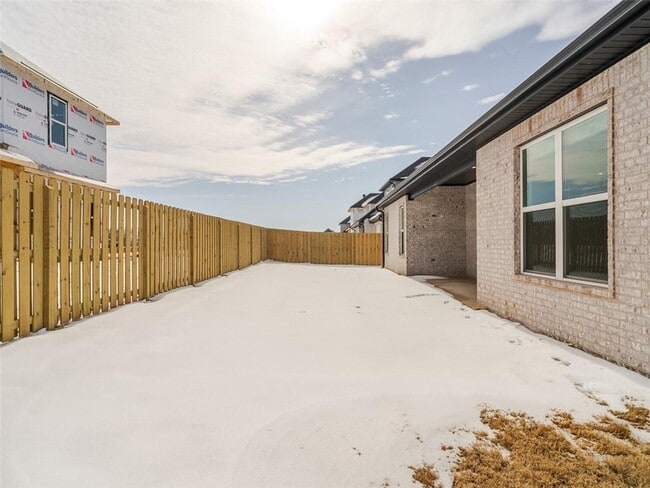 Building Photo - 311 Hedge Dr