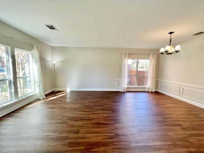 Building Photo - "Chic Elegance in an Amazing Location: 4BR...