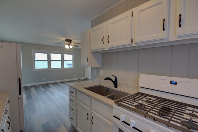 Building Photo - Remodeled 2 bed home