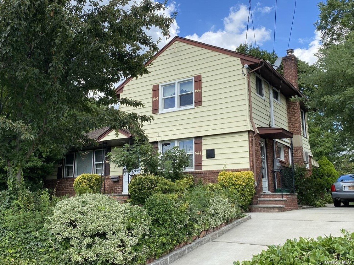 41 Sherrard St, Roslyn Heights, NY 11577 House Rental in Roslyn Heights, NY