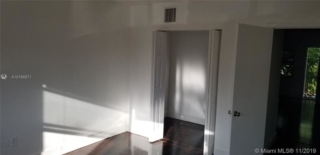 Foto del edificio - 607 NE 123rd St