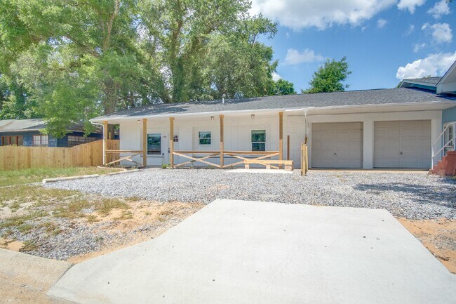 Foto del edificio - Fully Remodeled 2BR/2BA Attached Home with Garage, Modern Finishes, Park Views & Prime Downtown P...