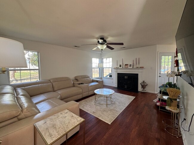 Foto del edificio - 4233 Rosewood Ct