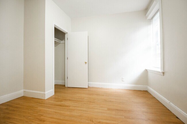 Foto del edificio - Brighton 2 bed split steps from Green Line, available now