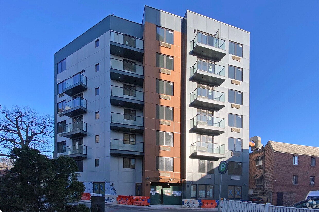 Building Photo - Garden Lane