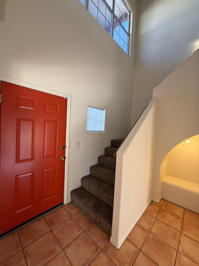 Foto del edificio - Beautiful 3 Bedroom/2.5 Bathroom Home Located off Roadrunner