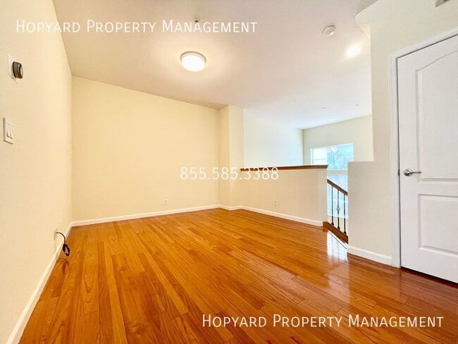 Building Photo - 3 bedroom, 2 1/2 bathroom townhome in Miss...