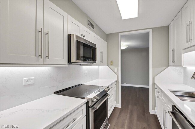 Foto del edificio - 12700 Lake Ave