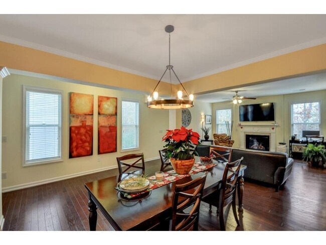 Foto del edificio - 6035 Falls Landing Dr