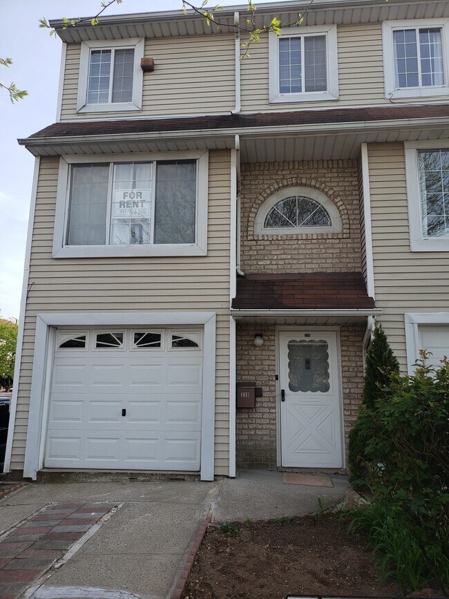 Building Photo - 338 Wilcox St