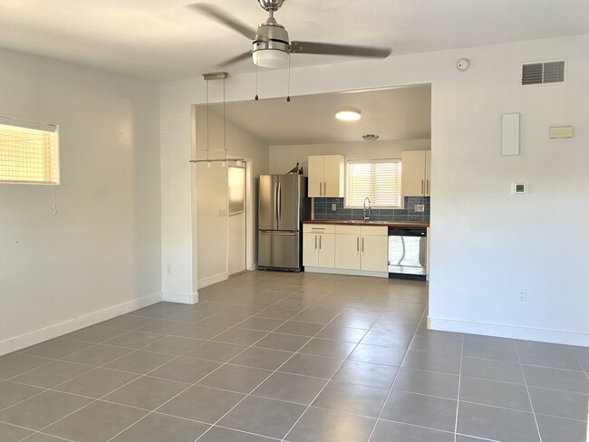 Building Photo - 1219 E Colter St
