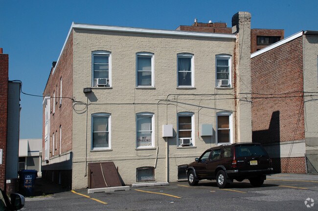 Building Photo - 408-417 River St