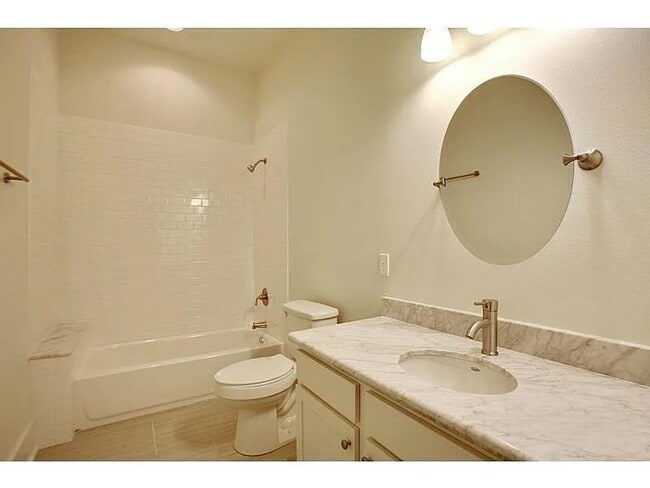 Building Photo - Newly Updated 2BD/2BA Near Oak St