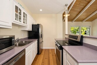 Building Photo - 990 Miramonte Dr