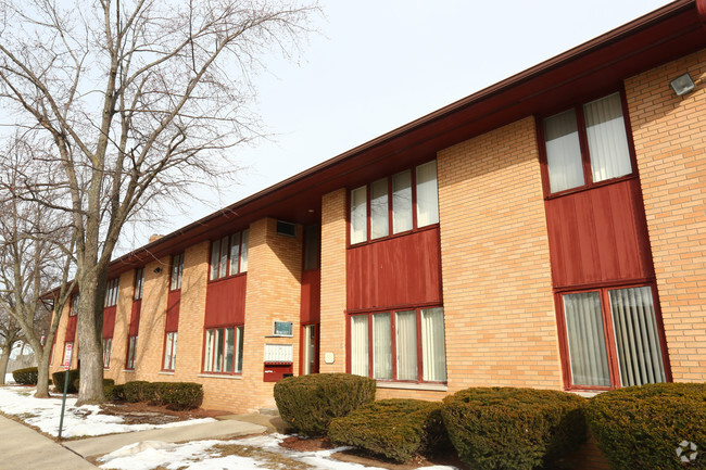 Exterior - Maplewood Manor Apartments