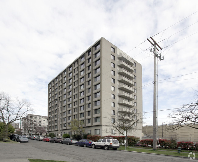 Building Photo - Hilltop House