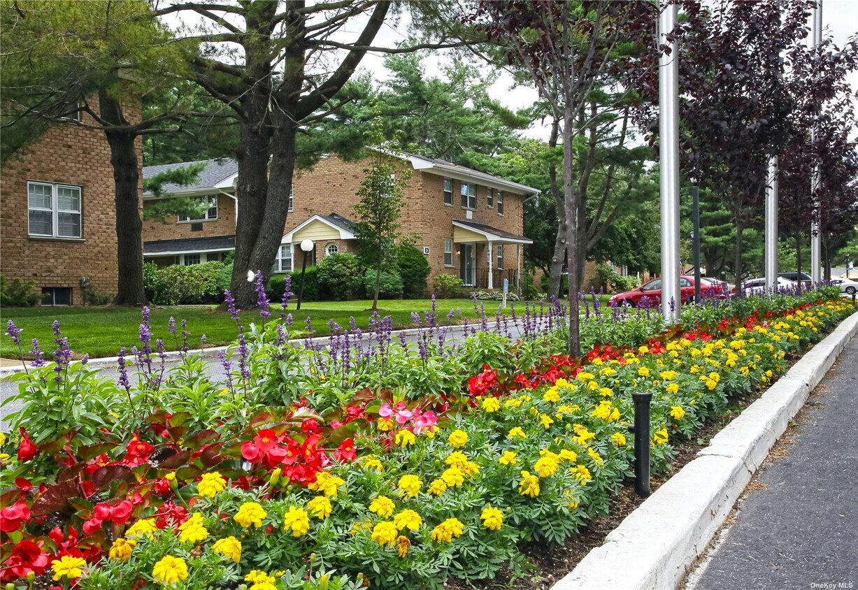 23 Weaver Dr Unit 132B, Massapequa, NY 11758 Room for Rent in