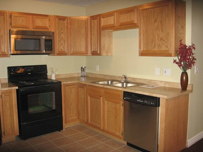 Interior Photo - 568 N Center St