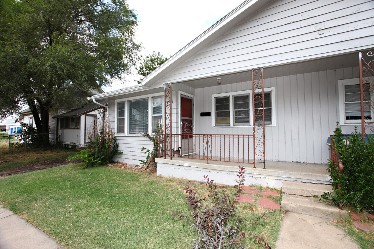 Primary Photo - 2104 E 1st St N