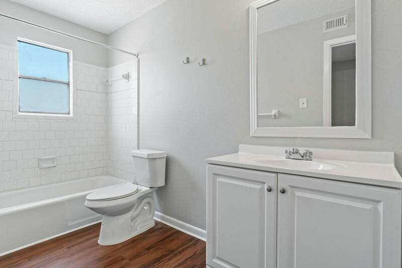 Foto principal - 932 7th Ave N