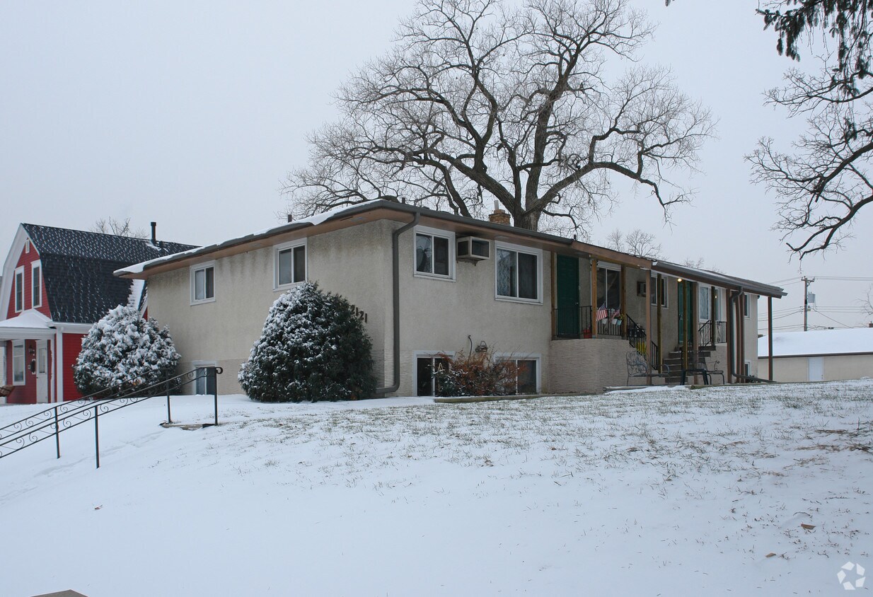 Primary Photo - 2121 N Ferry St