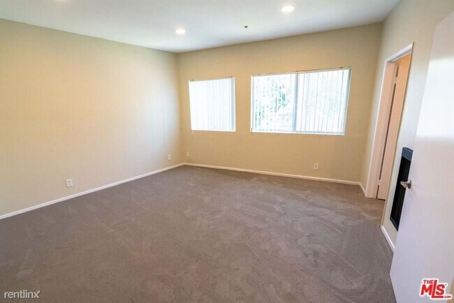 Building Photo - 2 br, 2 bath Condo - 16070 W Sunset Blvd A...