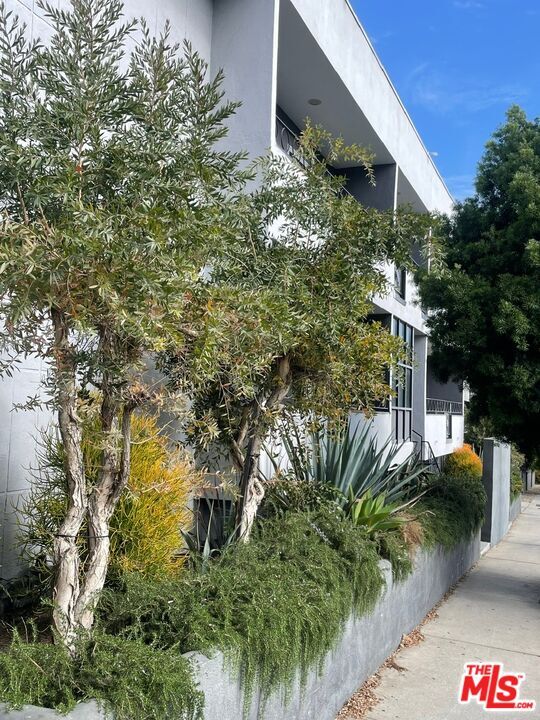 Building Photo - 1400 N Fairfax Ave