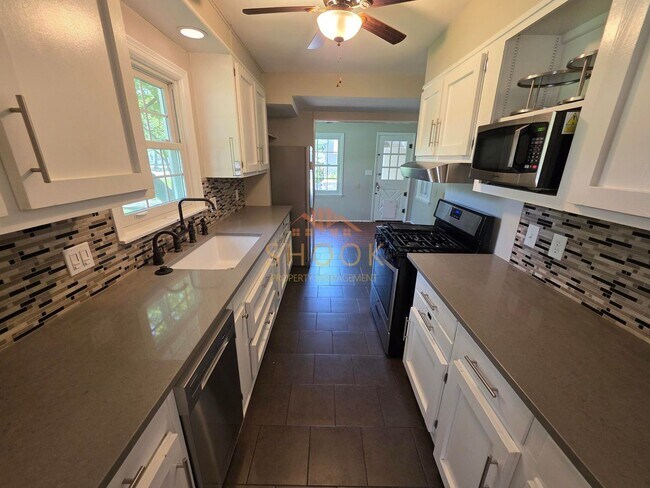 Building Photo - SUMMER SPECIAL!! Move-in by then end of Au...