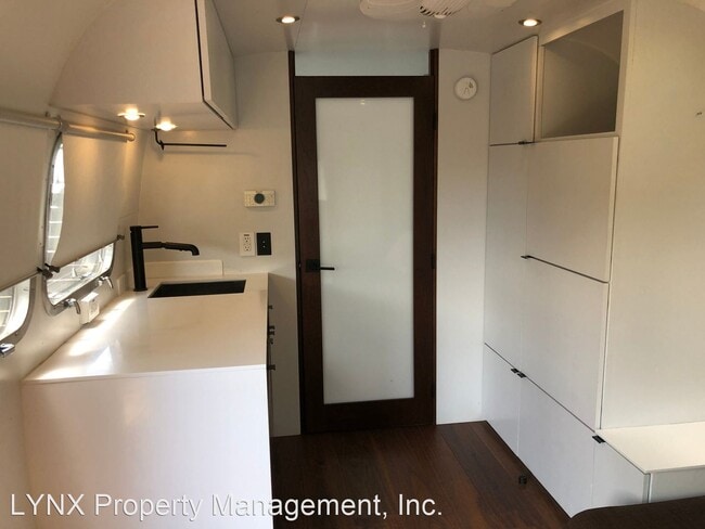 Building Photo - 2717 De La Vina St