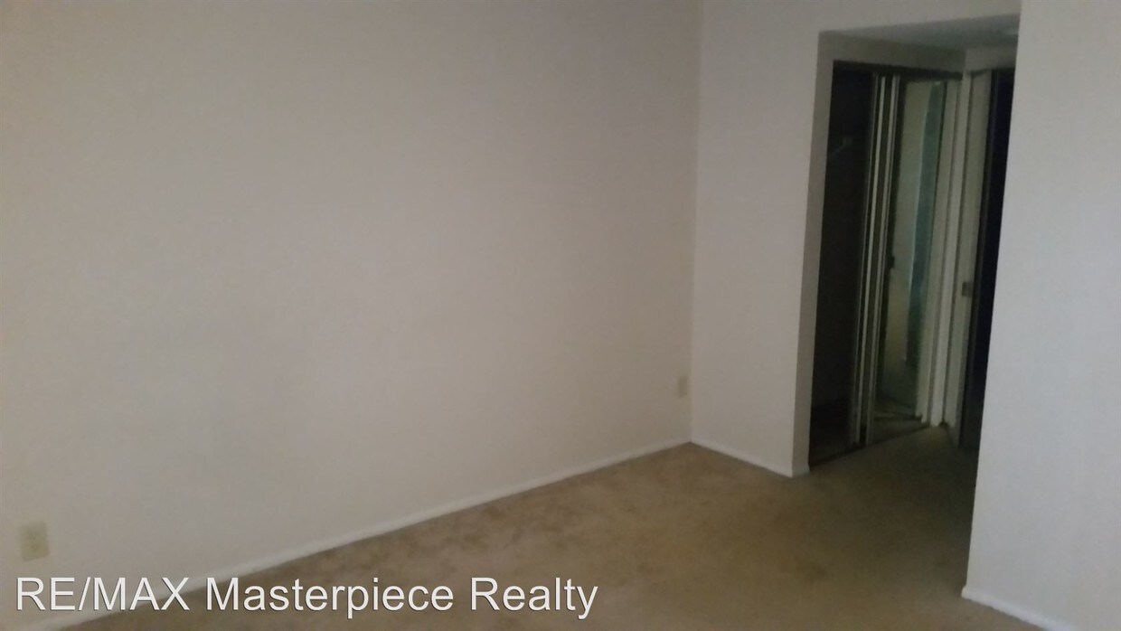 Building Photo - 1621 SE Green Acres Cir