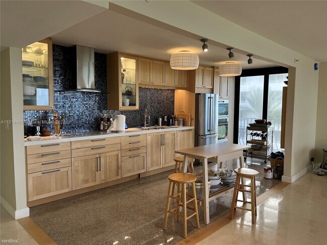 Building Photo - 2 br, 2 bath Condo - 8877 Collins Ave Apt 401