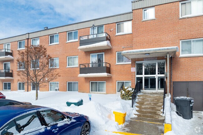 Entrée - 139 Christopher Drive, 205 Champlain Blvd, 215 Champlain Blvd