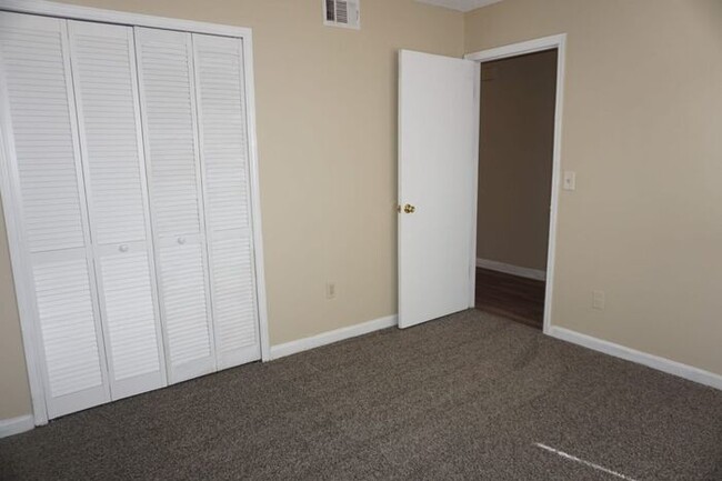 Building Photo - 3 Bedroom 3 Bath Townhome located in Arlin...