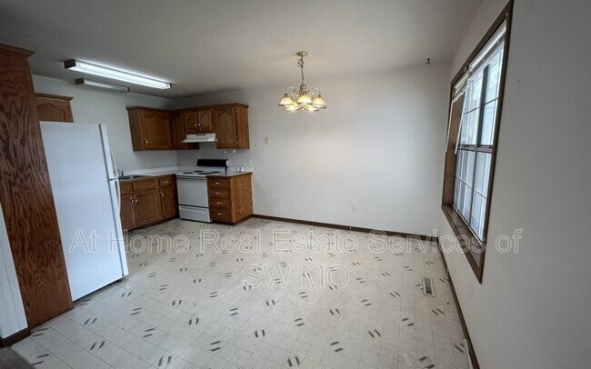 Building Photo - 4122 S Glenn Ave