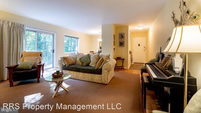 Foto del edificio - 2 br, 2 bath House - 10648 Montrose Ave  #202