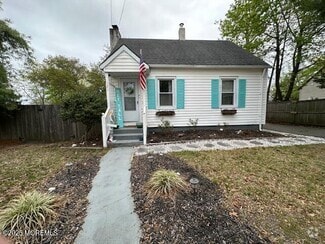 Building Photo - 121 Pennant Ave