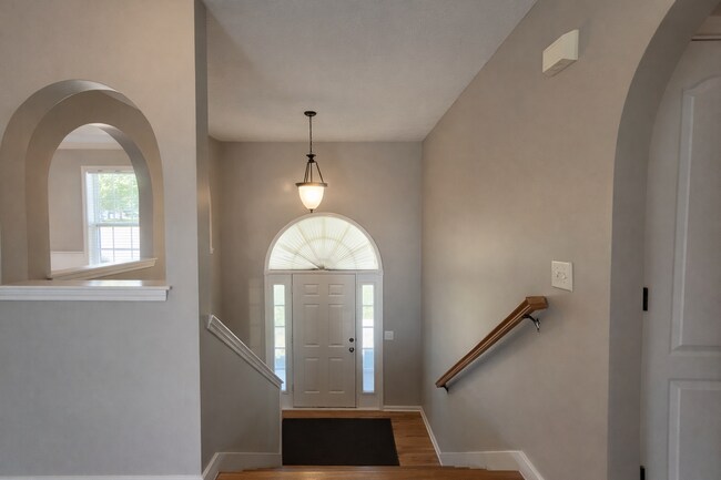 Foto del edificio - Stunning Split-Level Home with Space, Style & Scenic Views